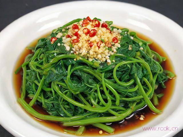 拌空心菜怎么才不变黑,空心菜怎么拌的绿绿的