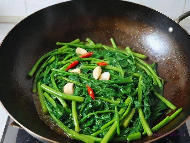 空心菜怎么炒好,空心菜怎么炒好吃视频教程