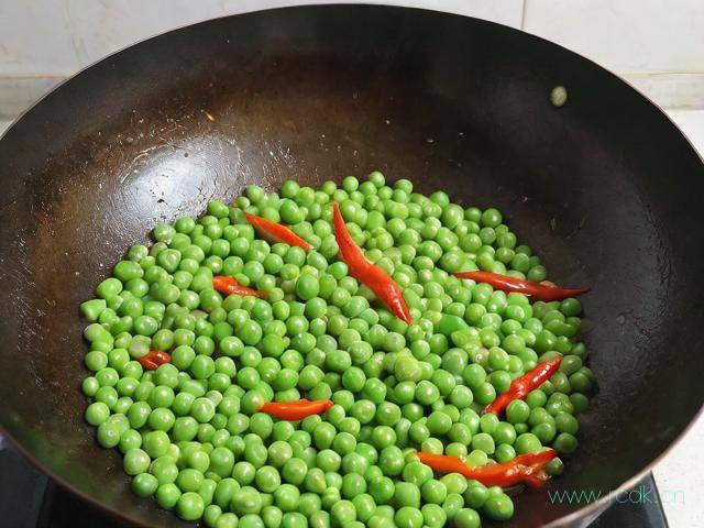 豌豆怎么炒好吃家常菜,豌豆怎么炒好吃家常菜视频
